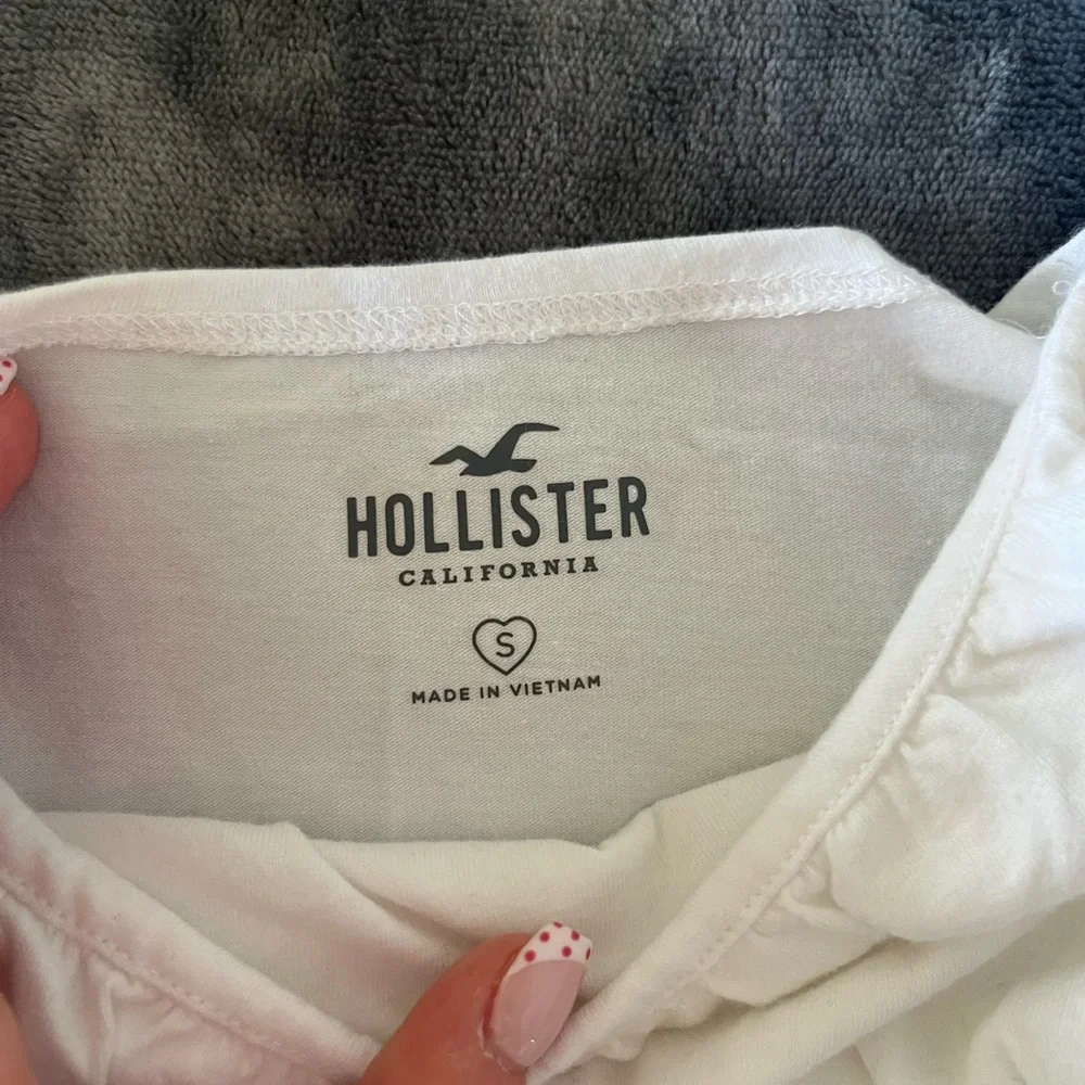 2 pack Hollister tops/baby tees, brown and white, size small - Picture 3 of 5